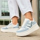 Blaue vegane Rieker Damen Sneaker Low M7815-10 mit einer Schnürung. Schuh am Model.