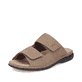 Champagnerfarbene Rieker Herren Pantoletten 25594-25 mit einem Klettverschluss. Schuh seitlich schräg.