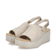 Beige Rieker Damen Sandalen 69460-62 mit moderner Spannnaht. Schuhpaar seitlich schräg.