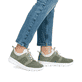 Grüne Rieker Damen Slipper N1370-52 mit einem Gummizug sowie der Extraweite H. Schuh am Fuß.