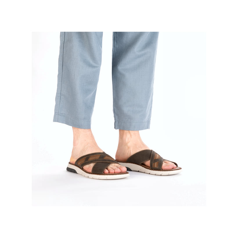 Braune Rieker Herren Pantoletten 25252-25 mit der Komfortweite G 1/2. Schuh am Fuß.