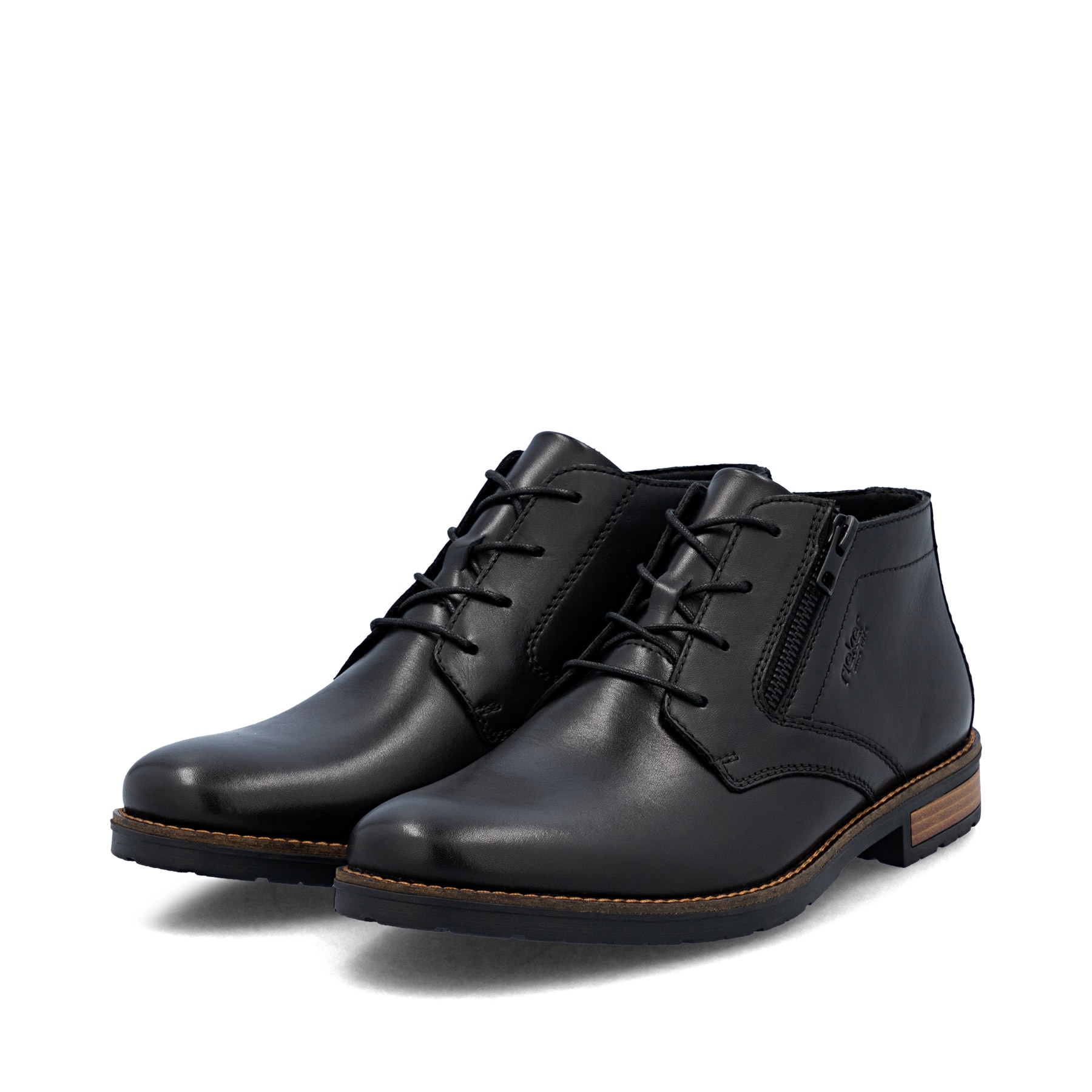 Schwarze Rieker Herren Kurzstiefel 14609-00 aus Glattleder. Schuhpaar seitlich schräg.