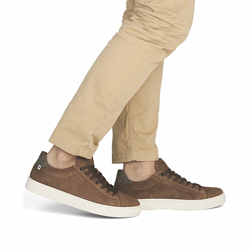 Braune Rieker Herren Sneaker Low U0701-22 aus Rauleder mit einer Schnürung. Schuh am Fuß.