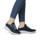 Blaue Rieker Damen Sneaker Low N9516-14 mit Reißverschluss sowie Extraweite H. Schuh am Fuß.