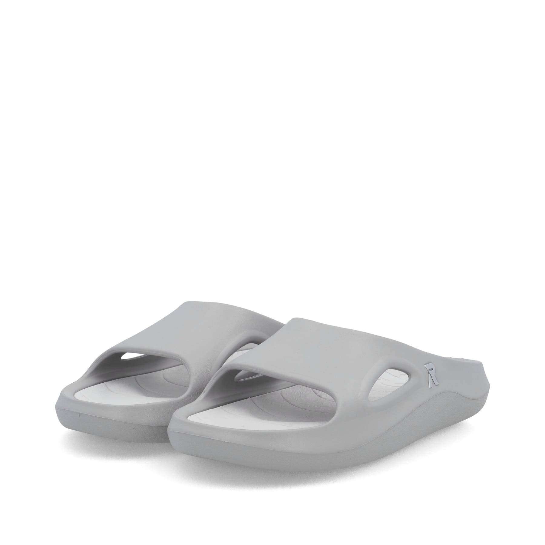 Graue Rieker Herren Pantoletten U3450-40 mit ultraleichter und flexibler Sohle. Schuhpaar seitlich schräg.