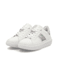 Weiße Rieker Damen Sneaker Low W1202-83 mit einer Schnürung. Schuhpaar seitlich schräg.