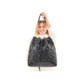 Sac bandoulière Rieker H1023-00 en noir à resserrer avec une chaîne dorée en tant que bandoulière. Porté.