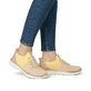 Gelbe vegane Rieker Damen Slipper M5066-68 mit einem Gummizug. Schuh am Fuß.