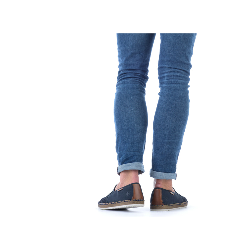 Blaue Rieker Herren Slipper B5265-14 mit einem Gummizug sowie Komfortweite G 1/2. Schuh am Fuß.