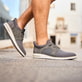 Graue Rieker Herren Slipper 11358-42 mit Ready2GO Slip-in Feature sowie Gummizug. Schuh am Model.