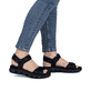 Schwarze Rieker Damen Trekkingsandalen 64052-00 mit einem Klettverschluss. Schuh am Fuß.