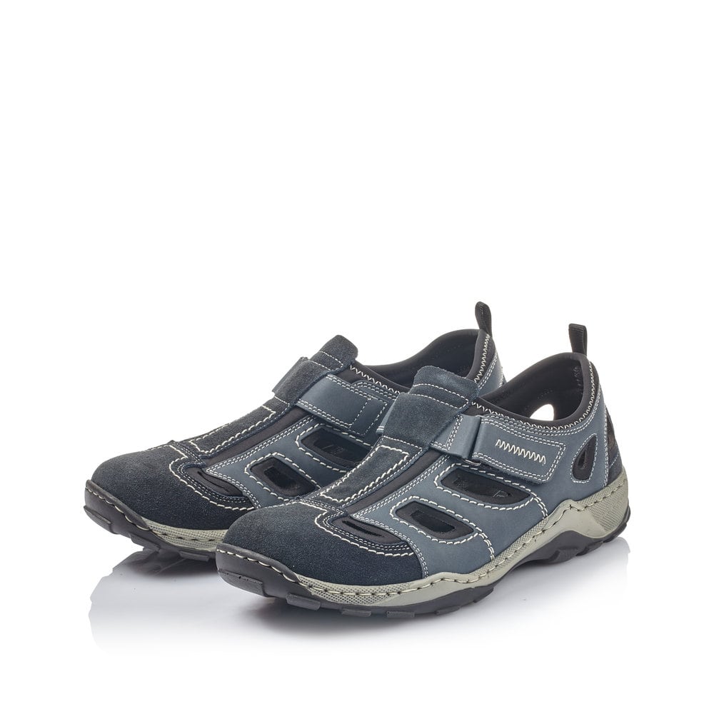 Blaue Rieker Herren Slipper 08075-14 mit einem Klettverschluss sowie Ziernähten. Schuhpaar seitlich schräg.