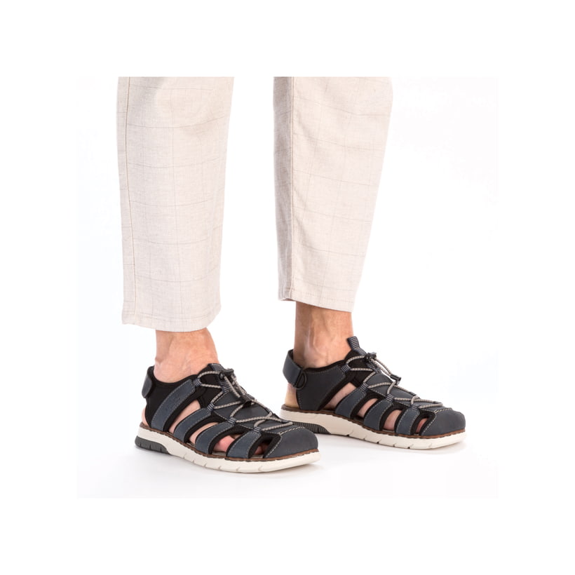 Stahlblaue Rieker Herren Trekkingsandalen 25246-14 mit einem Klettverschluss. Schuh am Fuß.