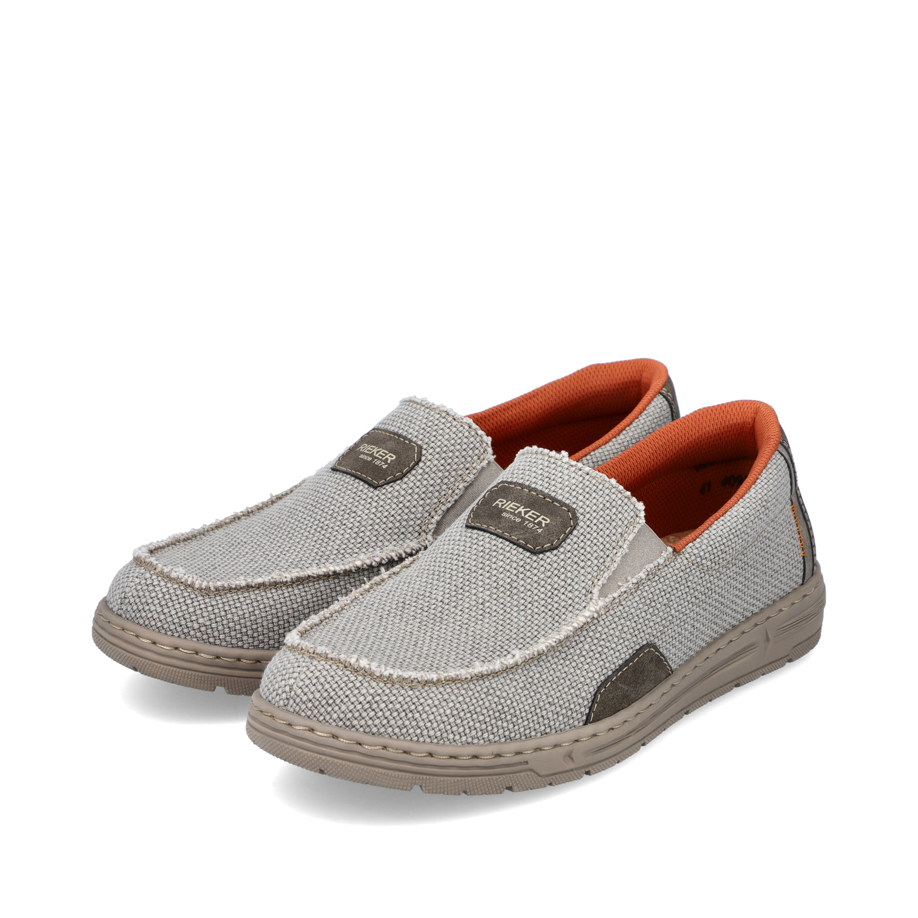 Beige Rieker Herren Slipper 08651-62 mit einem Gummizug sowie der Extraweite H. Schuhpaar seitlich schräg.