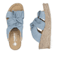 Blaue Rieker Damen Pantoletten 68789-10 mit dekorativer Schleife sowie Gummizug. Schuh von oben, liegend.