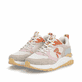 Baskets basses Rieker beiges pour femme W2506-61 avec lacets. Chaussures inclinées sur le côté.
