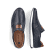 Blaue Rieker Herren Slipper 11962-14 mit einem Gummizug sowie Komfortweite G 1/2. Schuh von oben, liegend.