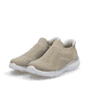 Beige Rieker Damen Slipper M5072-62 mit Gummizug sowie einer ultraleichten Sohle. Schuhpaar seitlich schräg.