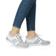 Graue Rieker Damen Slipper L32G4-40 mit Ready2GO Slip-in Funktion sowie Gummizug. Schuh am Fuß.