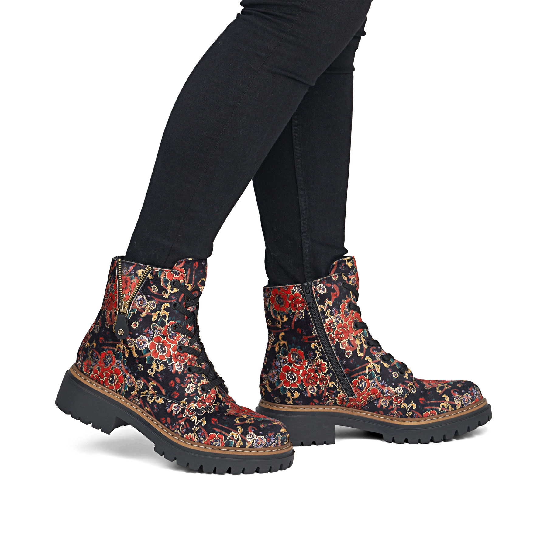 Schwarz-rote Rieker Damen Biker Boots 72617-90 mit Deko-Reißverschluss. Schuh am Fuß.