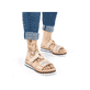 Cremebeige Rieker Damen Pantoletten V79K8-60 mit einem Klettverschluss. Schuh am Fuß.