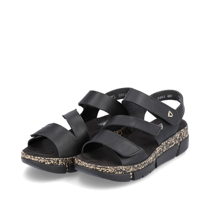 Schwarze vegane Rieker Damen Riemchensandalen V2301-00 mit handgestickten Nähten. Schuhpaar seitlich schräg.