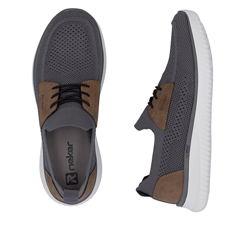 Graue Rieker Herren Slipper B9656-45 mit einem Gummizug sowie der Komfortweite G. Schuh von oben, liegend.