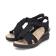 Tiefschwarze Rieker Keilsandaletten V3850-00 mit einem Elastikeinsatz. Schuhpaar seitlich schräg.