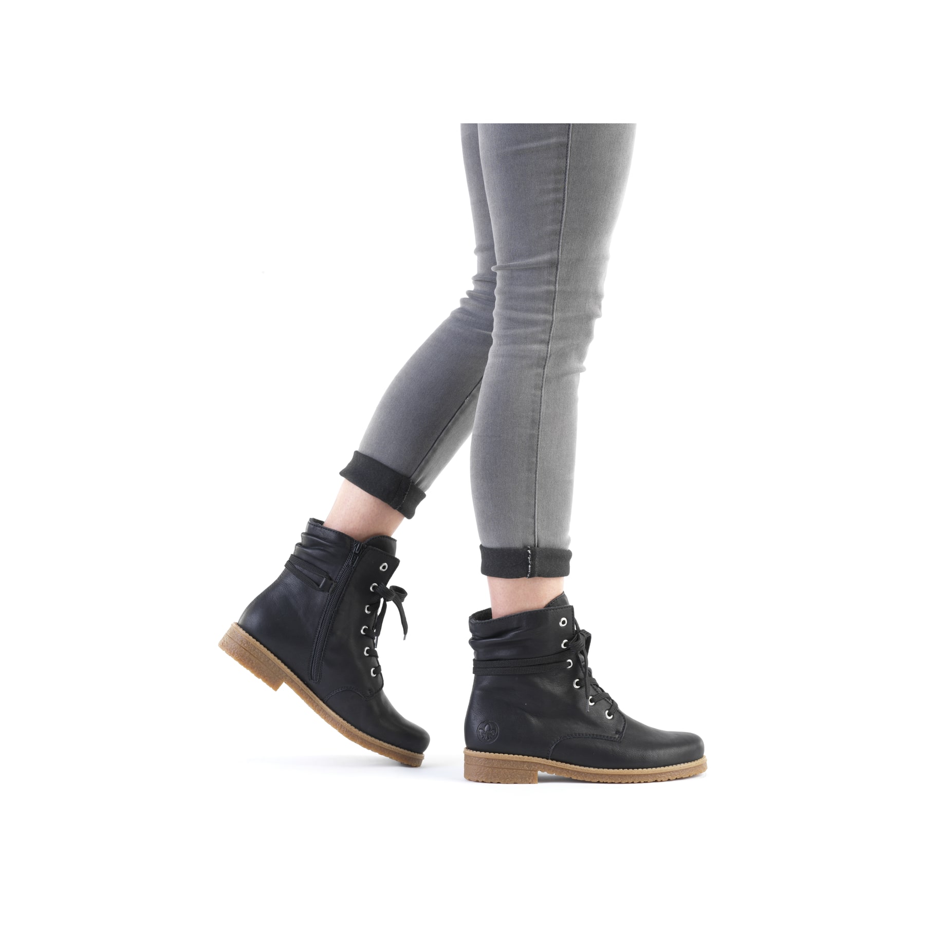 Nachtschwarze Rieker Damen Schnürstiefel 73514-00 mit Schnürung und Reißverschluss. Schuh am Fuß