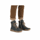 Royalblaue Rieker Damen Schnürstiefel Y8443-14 mit einer robusten Profilsohle. Schuh am Fuß