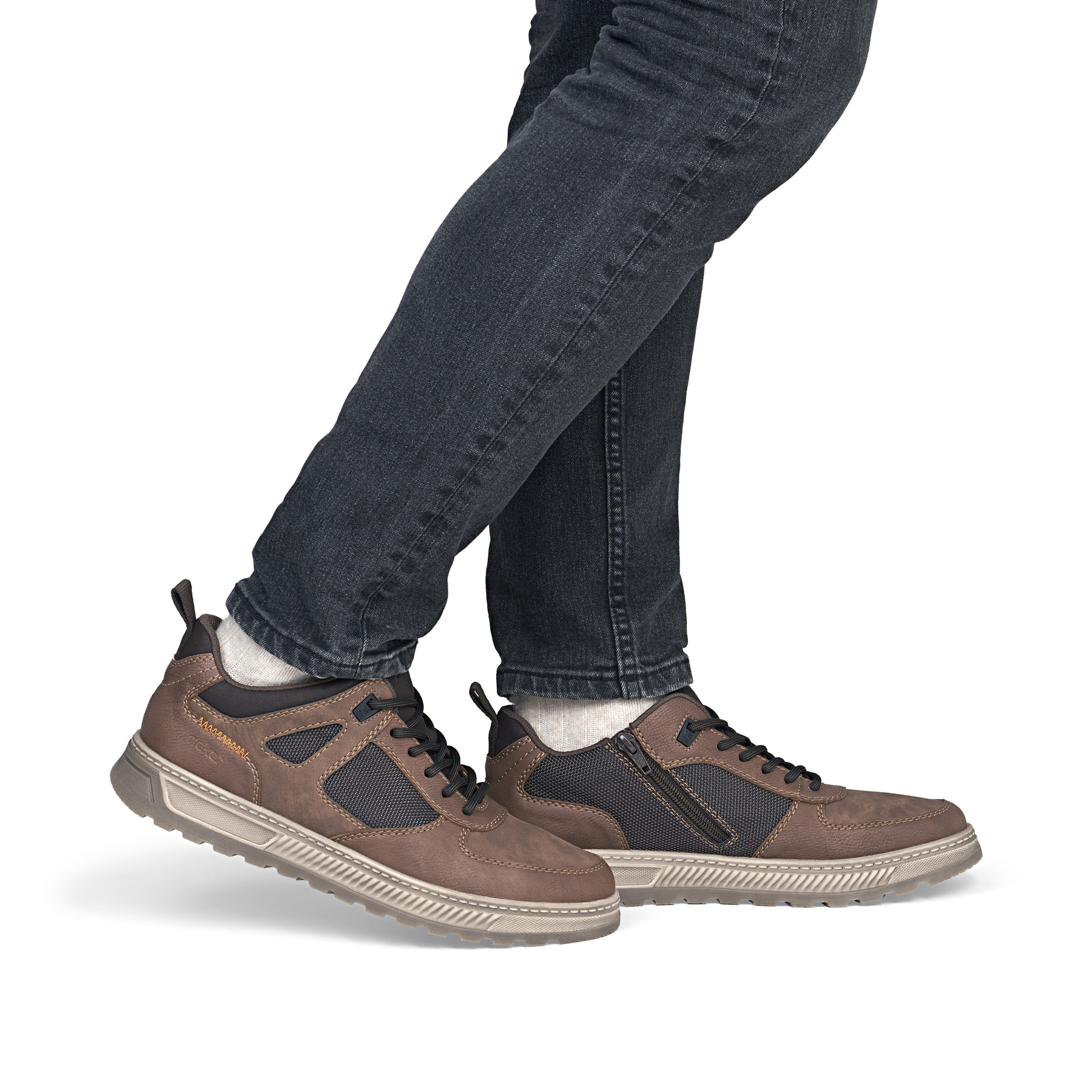 Chaussures à lacets Rieker marron hommes 37004-24 avec fermeture éclair. Chaussure au pied.