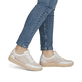 Beige Rieker Damen Sneaker Low M5521-90 mit metallischem Finish sowie Schnürung. Schuh am Fuß.