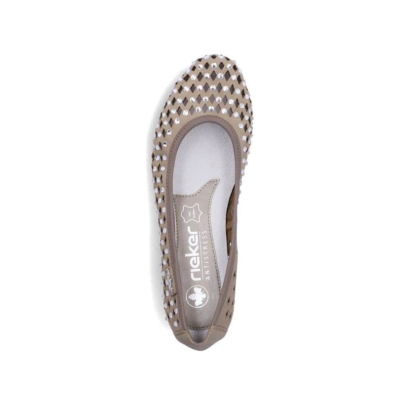 Beige Rieker Ballerinas 51985-64 mit Strasssteinen sowie extra weicher Decksohle. Schuh von oben.