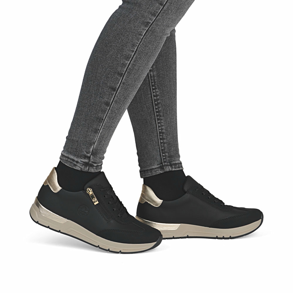 Schwarze Rieker Damen Sneaker Low 58923-00 mit einem Reißverschluss. Schuh am Fuß.