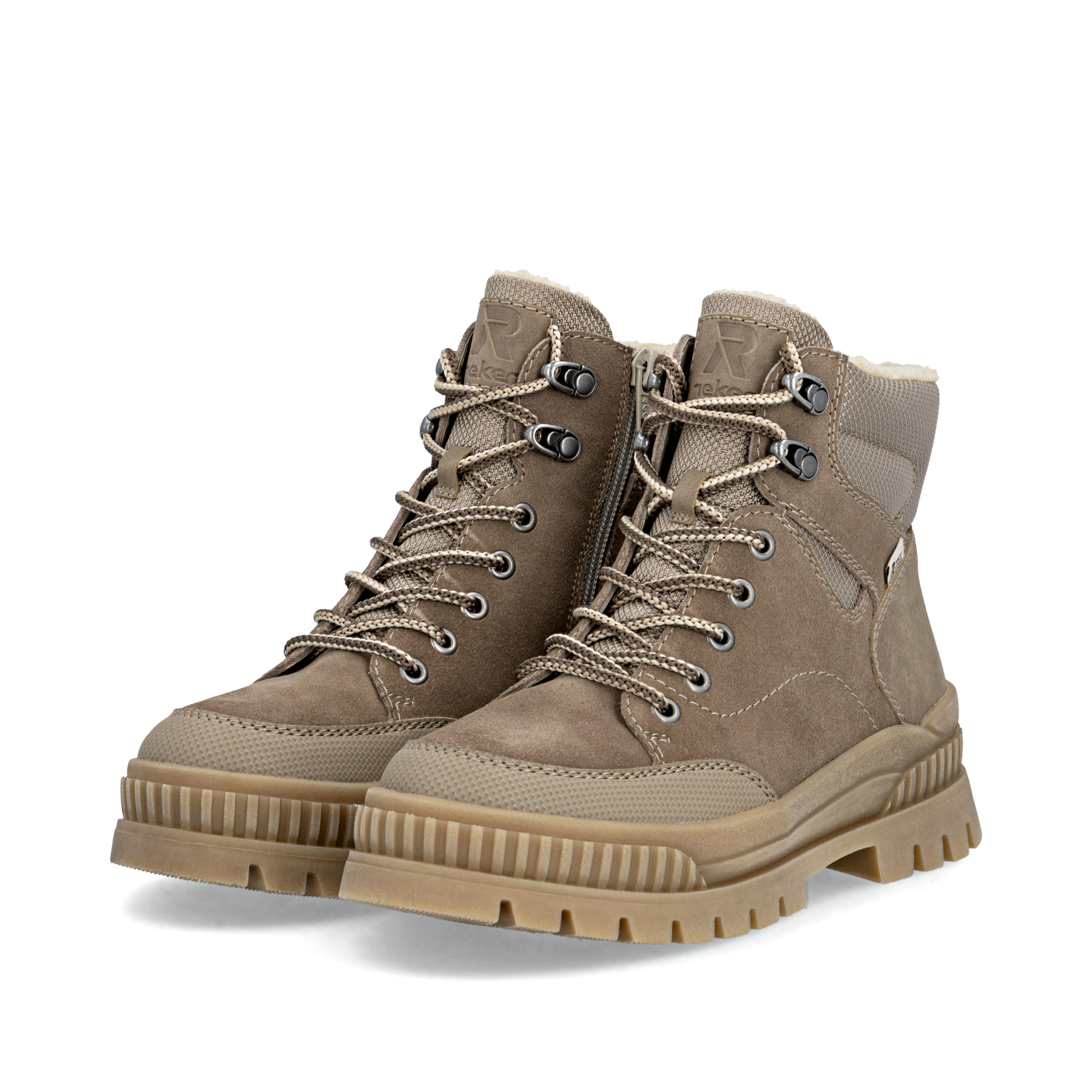 Bottes à lacets Rieker beiges pour femme W2176-64 avec semelle Fiber-Grip. Chaussures inclinées sur le côté.