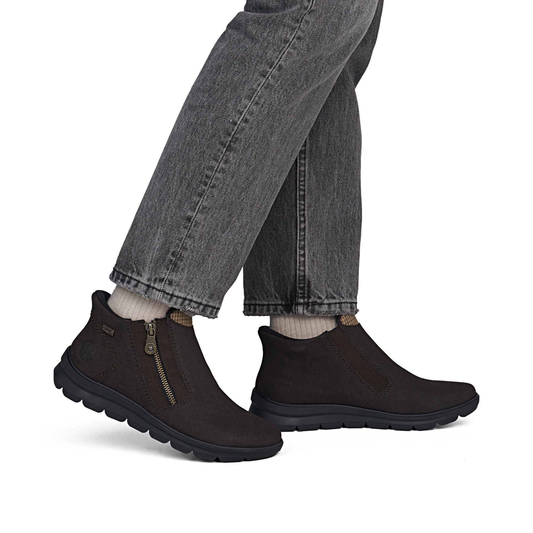 Dunkelbraune Rieker Damen Kurzstiefel Z0059-25 mit wasserabweisender TEX-Membran. Schuh am Fuß.