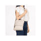 Sac à bandoulière Rieker H1301-62 beige avec motif tissé, détails dorés et fermeture éclair. Porté.