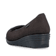Dunkelbraune Rieker Ballerinas L5362-25 mit Deko-Schnalle. Schuh von hinten.