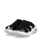 Schwarze vegane Rieker Damen Pantoletten W3150-00 mit einem Gummizug. Schuhpaar seitlich schräg.