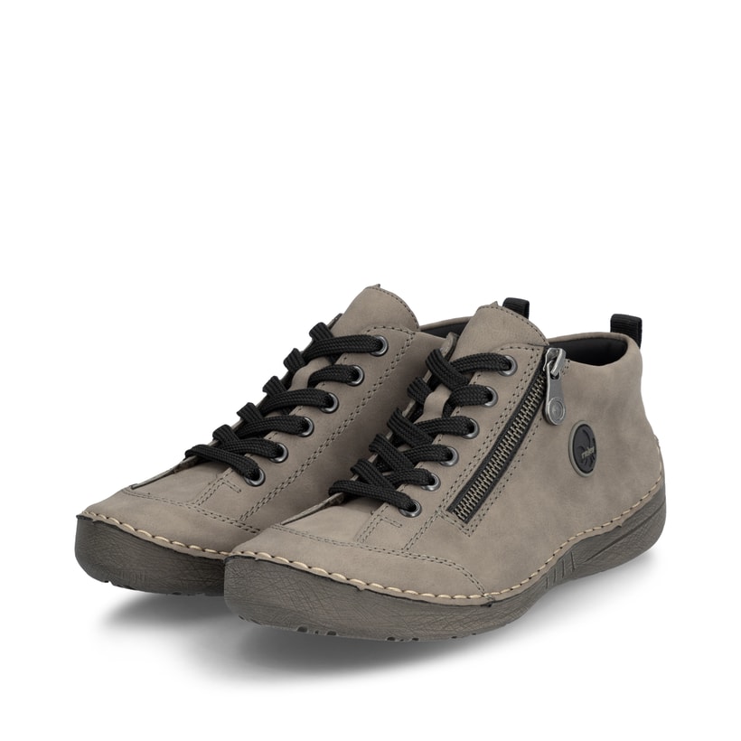 Graue Rieker Damen Schnürstiefel 52514-42 mit auffälligem Logo. Schuhpaar seitlich schräg.