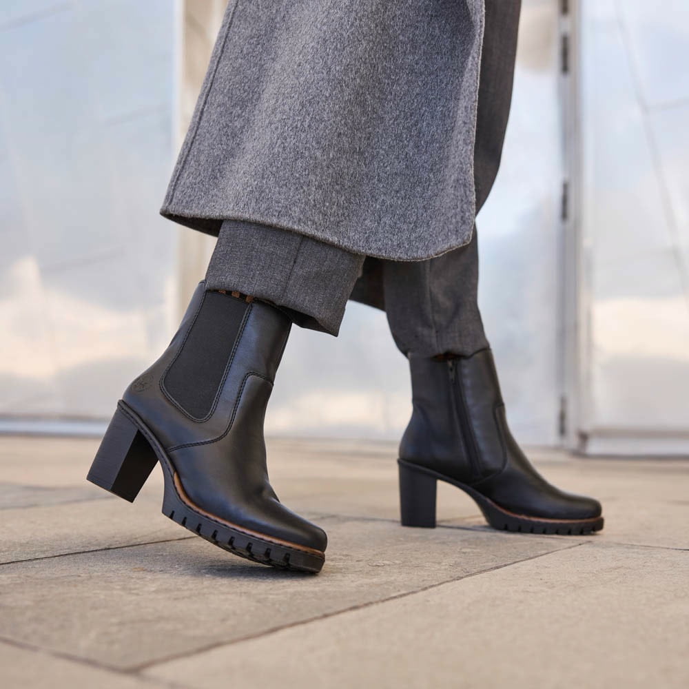 Schwarze Rieker Damen Stiefeletten Y2580-00 getragen