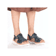 Blaue Rieker Damen Riemchensandalen V2272-14 mit einem Gummizug. Schuh am Fuß.