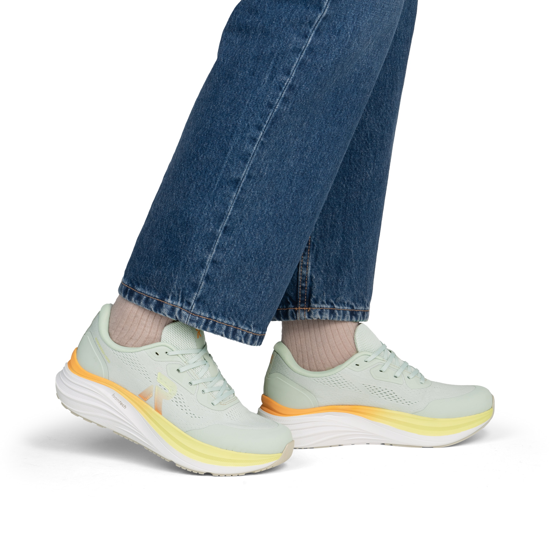 Grüne Rieker Sport Damen Sneaker Low W4102-52. Schuh am Fuß.