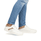 Weiße Rieker Herren Sneaker Low U0708-81 mit einer Schnürung. Schuh am Fuß.