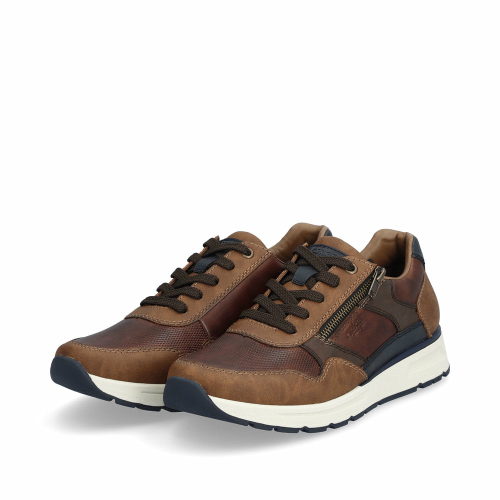 Braune Rieker Herren Sneaker Low B0701-24 mit einem Reißverschluss. Schuhpaar seitlich schräg.