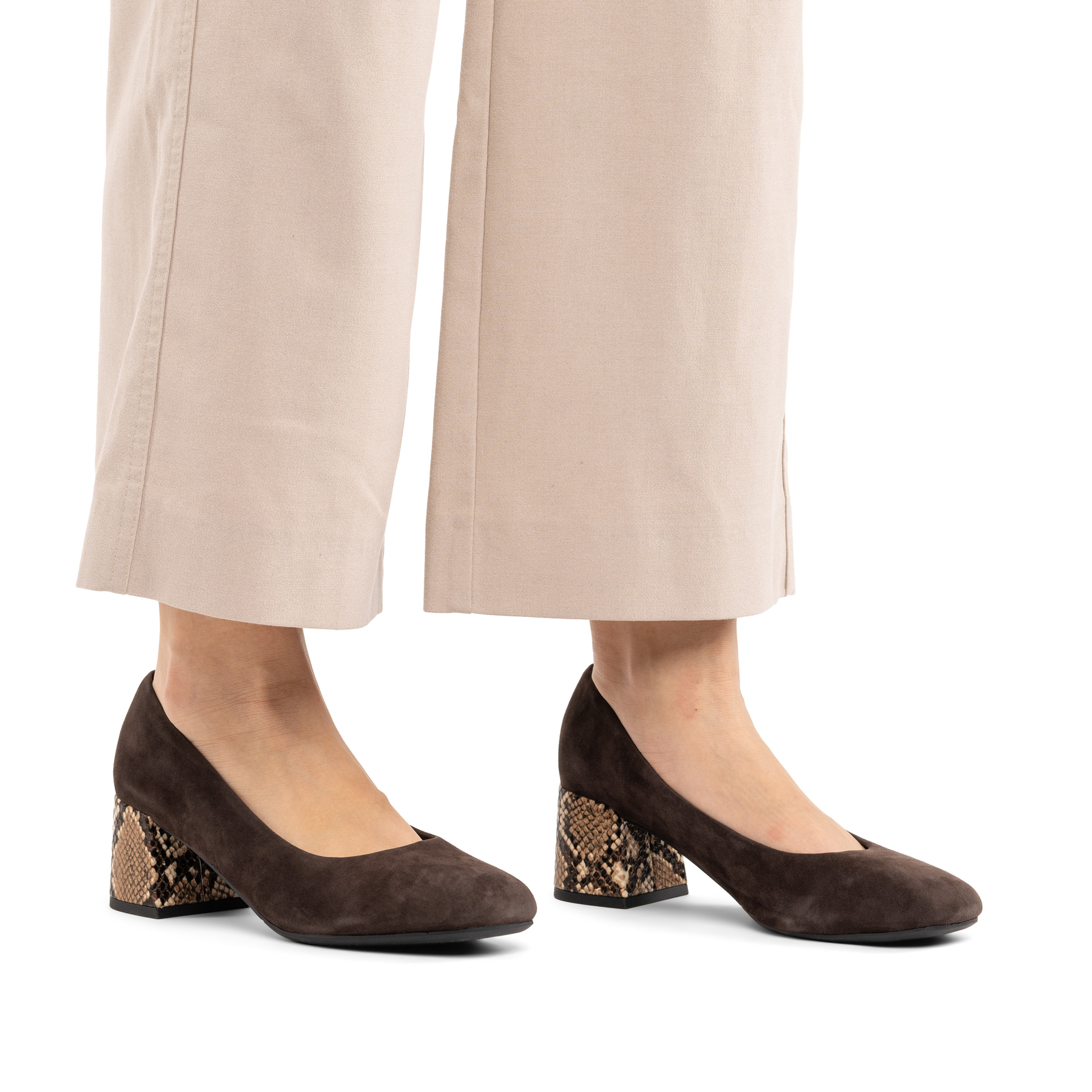 Braune Rieker Pumps 44750-25 aus Rauleder mit einer griffigen Sohle. Schuh am Fuß.