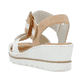 Weiße Rieker Keilsandaletten 67476-38 mit trendigen Schnalle. Schuh von hinten.