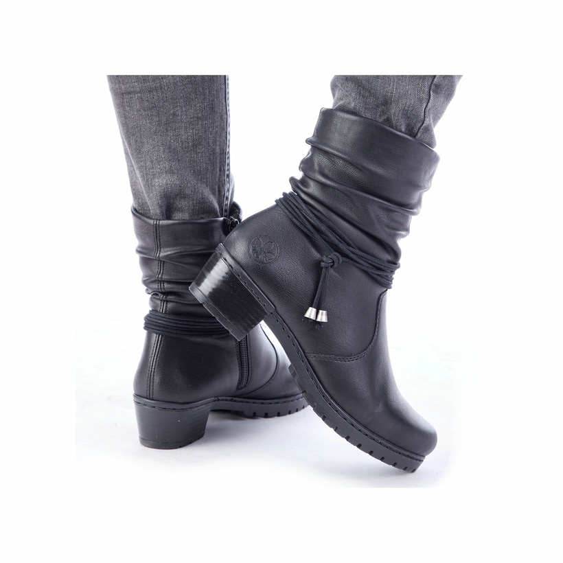 Tiefschwarze Rieker Damen Stiefeletten Y17R2-00 mit Reißverschluss sowie Blockabsatz. Schuh am Fuß