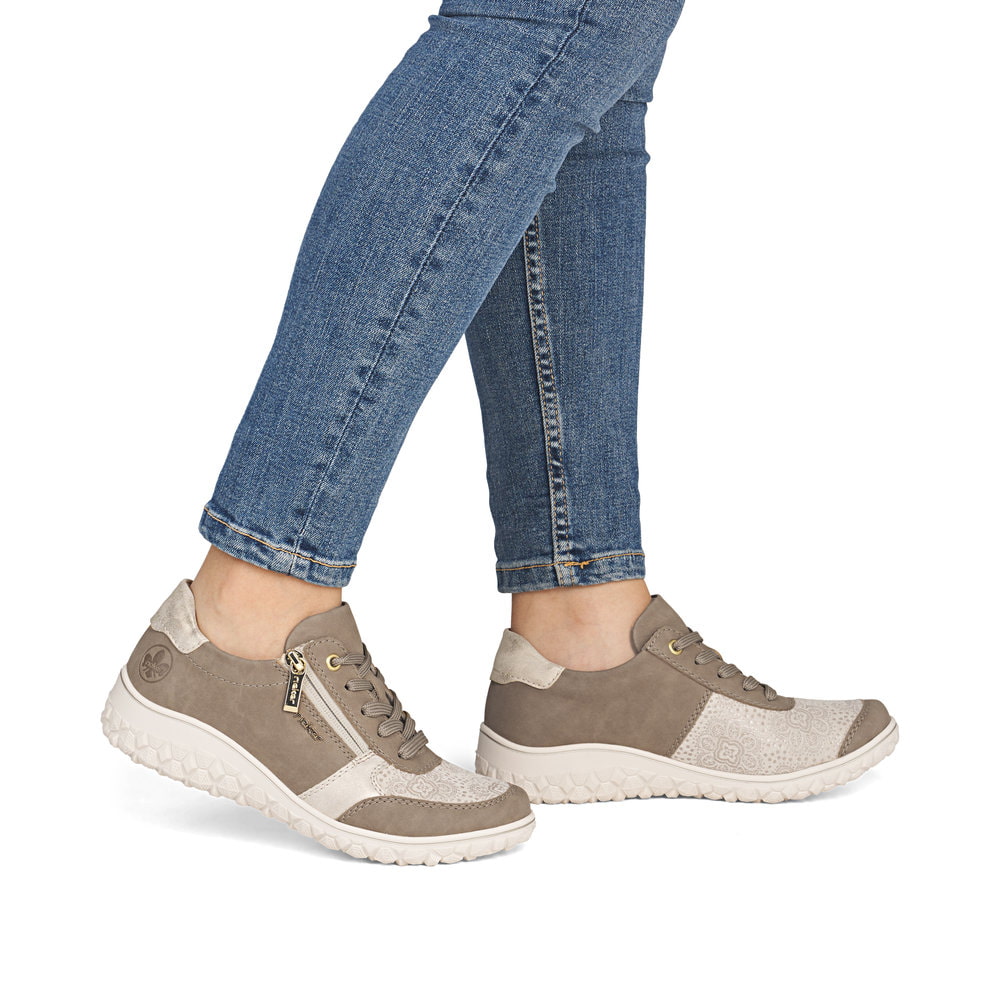 Beige Rieker Damen Schnürschuhe 59502-62 mit Reißverschluss sowie Extraweite H. Schuh am Fuß.