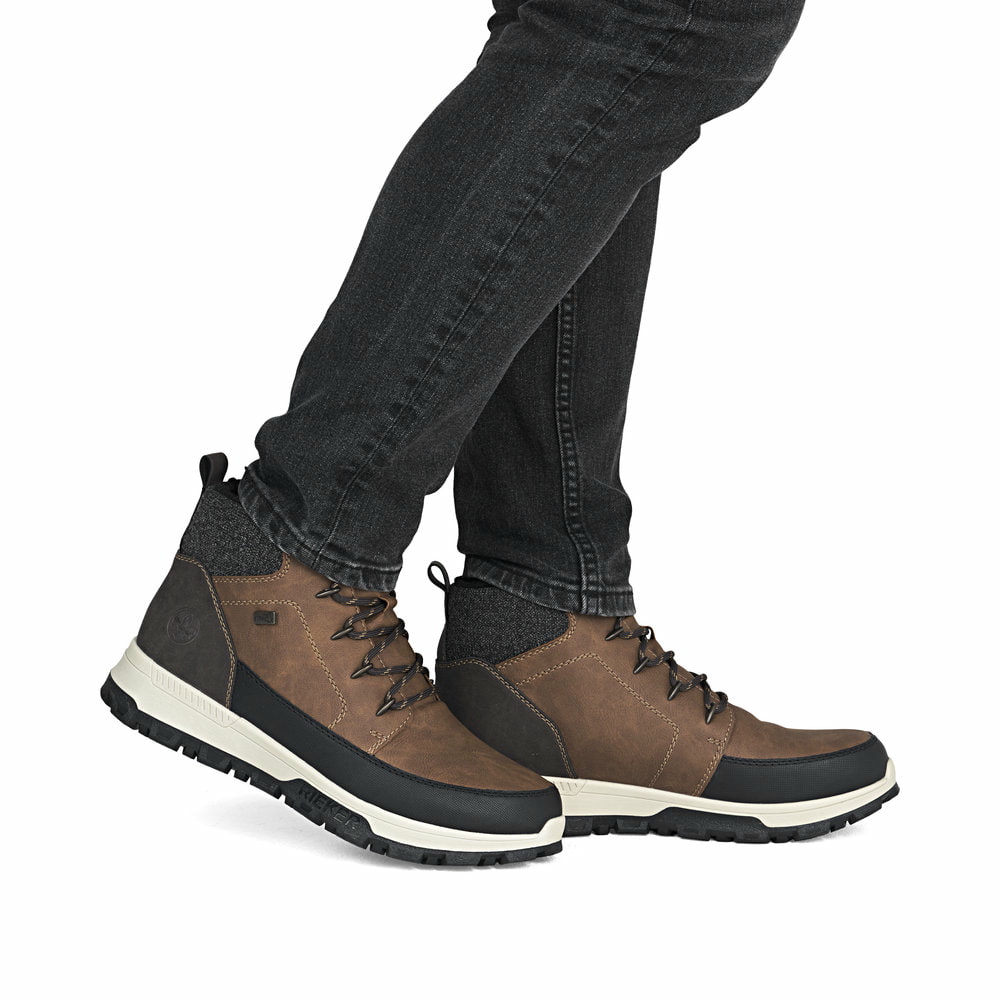 Karamellbraune Rieker Herren Schnürstiefel 35540-24 mit einer leichten Profilsohle. Schuh am Fuß
